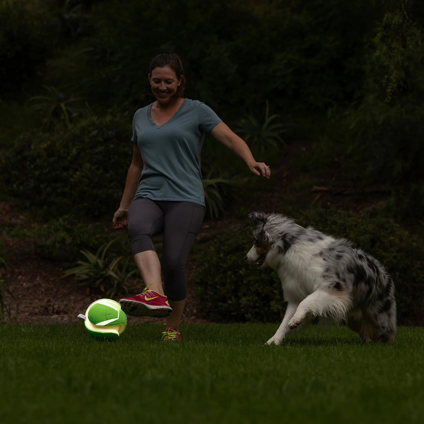 Chuckit! Kick Fetch Max Glow